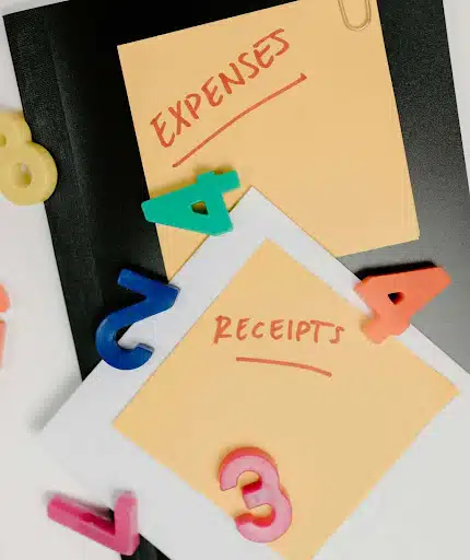 Two yellow post-it notes with the words “expenses” and “receipts” written on them.